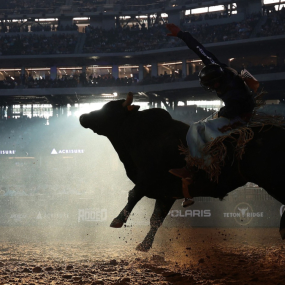 Nastao potpuni haos; Bik uleteo u publiku VIDEO