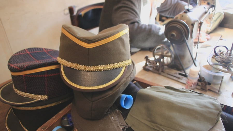 Pariski šnajder šije šajkače: Za Đorđa (90) čuo je ceo svet FOTO