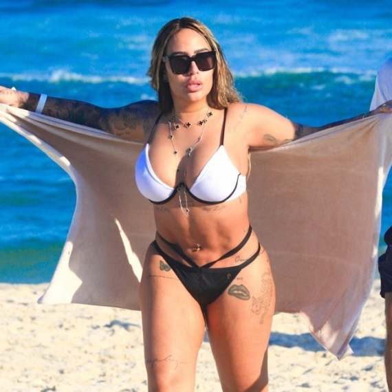 Vrele fotke sestre slavnog fudbalera: Pokazala raskošne obline u bikiniju FOTO