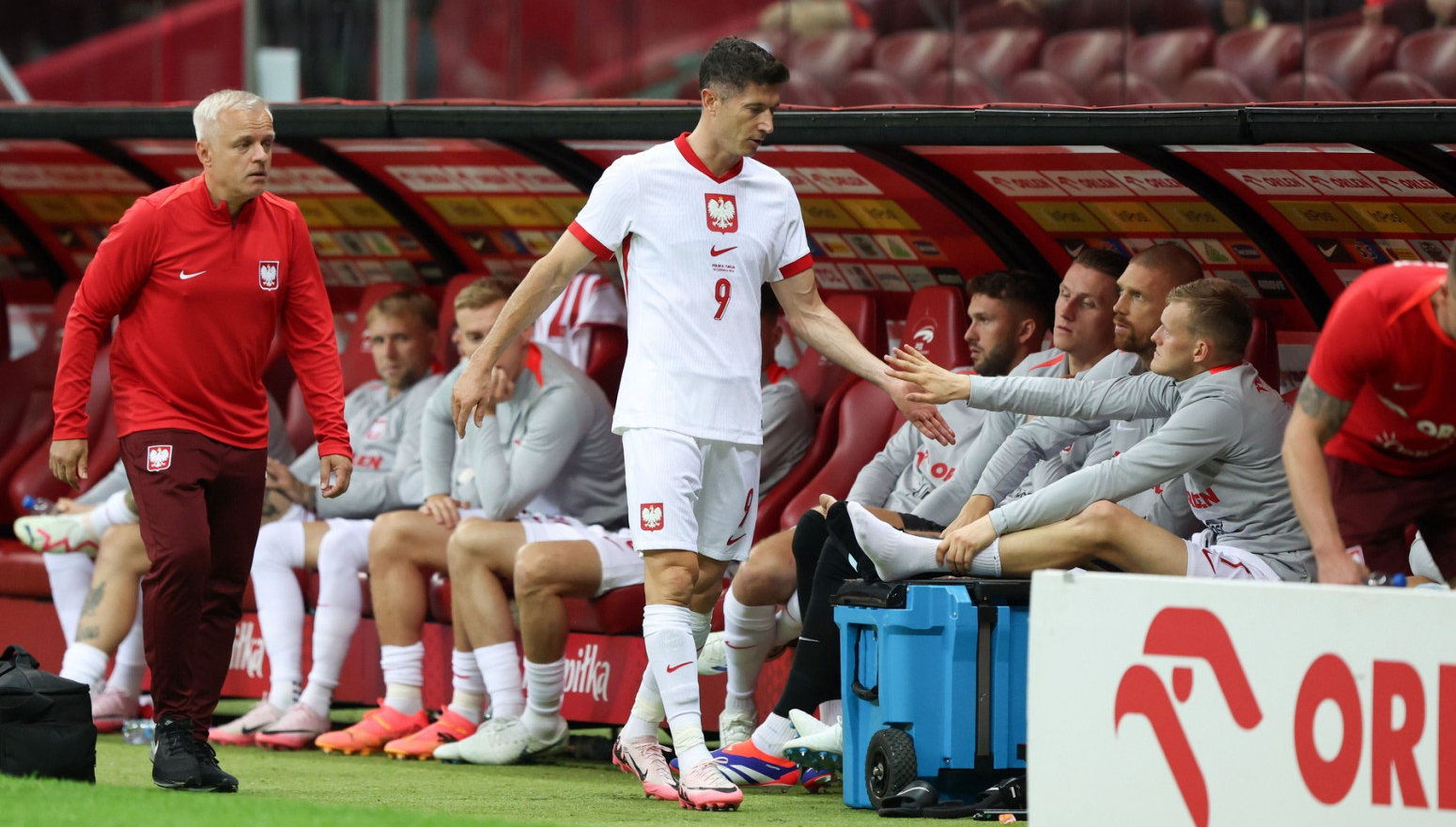 Horor za Poljake – strelac se povredio slaveći gol, Leva odšepao sa terena FOTO