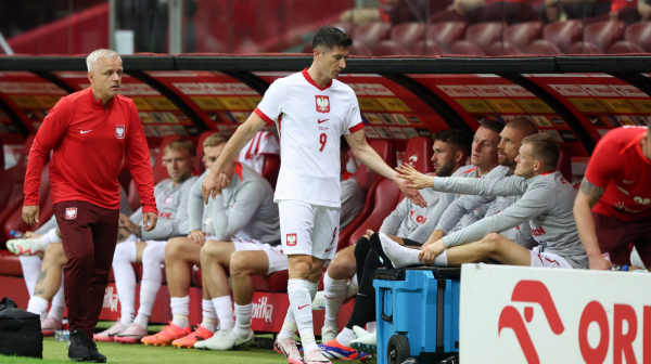 Horor za Poljake – strelac se povredio slaveći gol, Leva odšepao sa terena FOTO