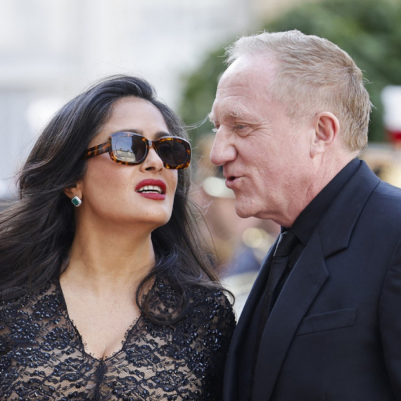 Haljinom istakla bujno poprsje: Grudi Salme Hajek u prvom planu na svečanoj večeri FOTO