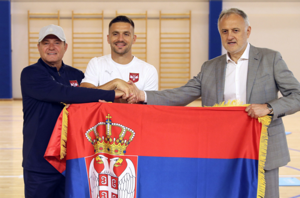 Ministar predao zastavu Srbije Piksiju i "orlovima" VIDEO