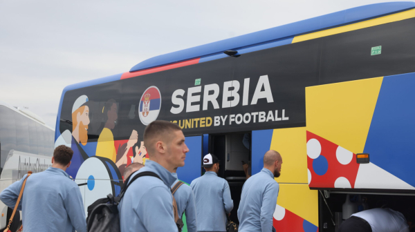 Snažna poruka na autobusu Srbije FOTO