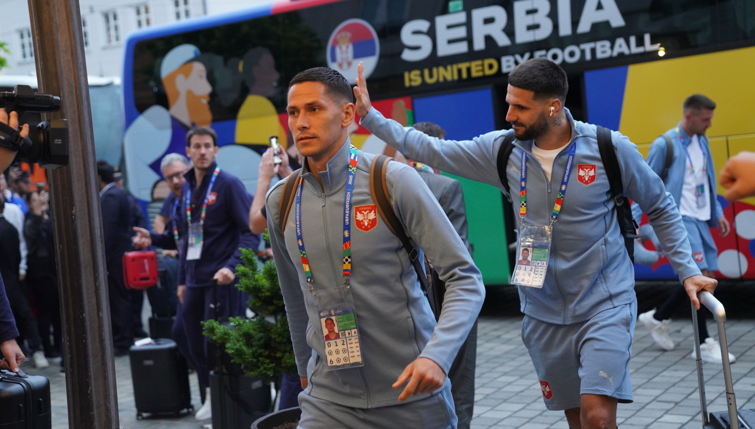 "Orlovi" u bazi – srpski navijači dočekali fudbalere u Augzburgu FOTO/VIDEO