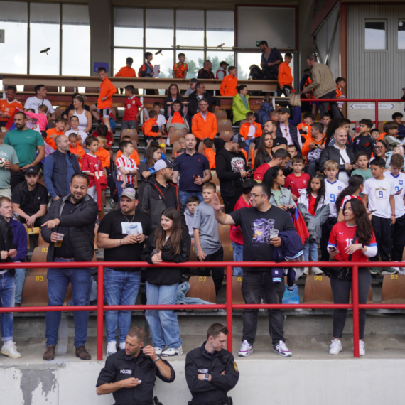 Šokantan kraj treninga Srbije: Policija udaljila mališana u dresu Zvezde, navijači ih gađali bakljom