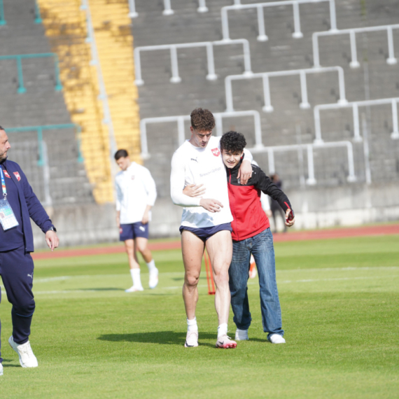 Pun stadion i navijač koji je uleteo na teren – kako je izgledao prvi trening Srbije? FOTO/VIDEO