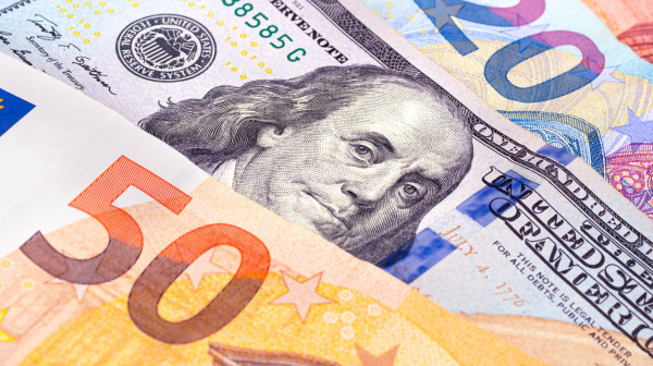 Evro oslabio u odnosu na dolar na najniži nivo od maja 2025.