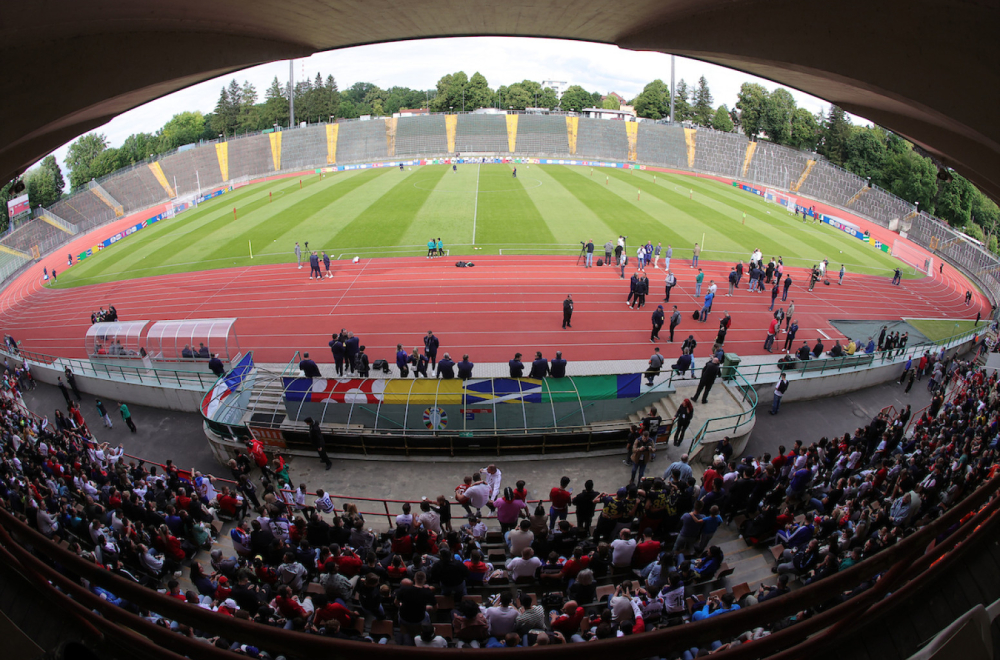 "Grobari" obeležili stadion gde trenira Srbija VIDEO