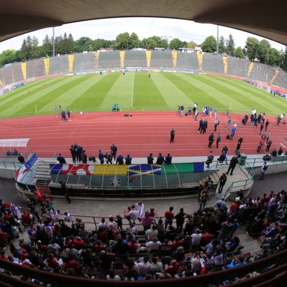 "Grobari" obeležili stadion gde trenira Srbija VIDEO