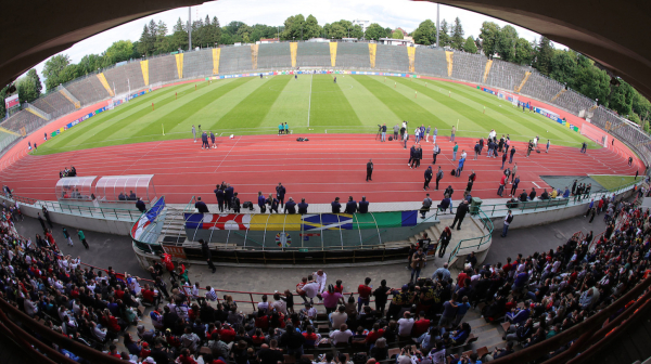 "Grobari" obeležili stadion gde trenira Srbija VIDEO