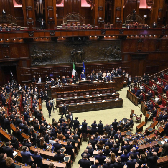 Tuča u parlamentu; Poslanik izveden iz sale u kolicima VIDEO