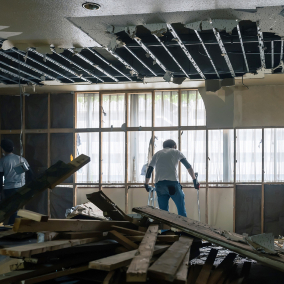 Majstoru iz Bosne vlasnici nisu hteli da plate radove, on demolirao celu kuću VIDEO