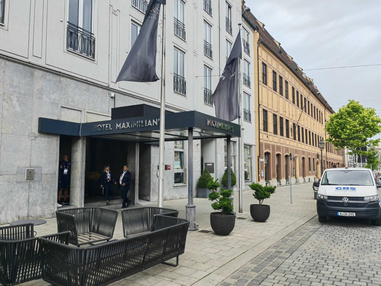 Grobari obeležili stadion gde trenira Srbija VIDEO