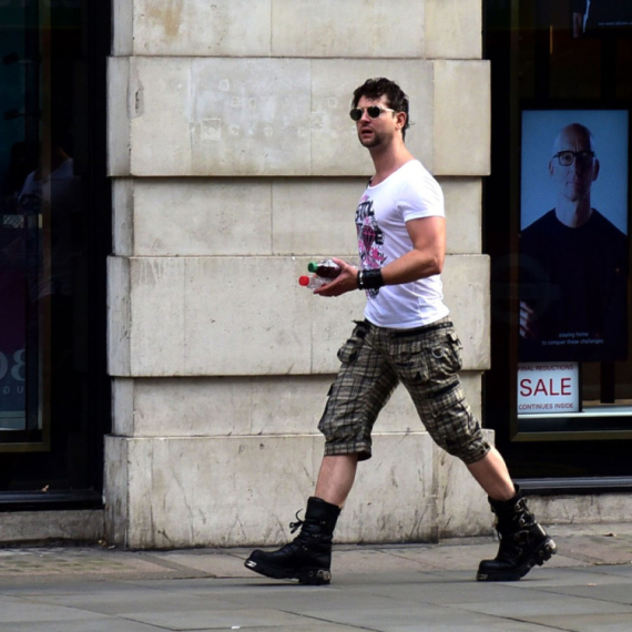 Pevač silovao ženu i napastvovao još njih šest dok su spavale: Rasplakao se na sudu