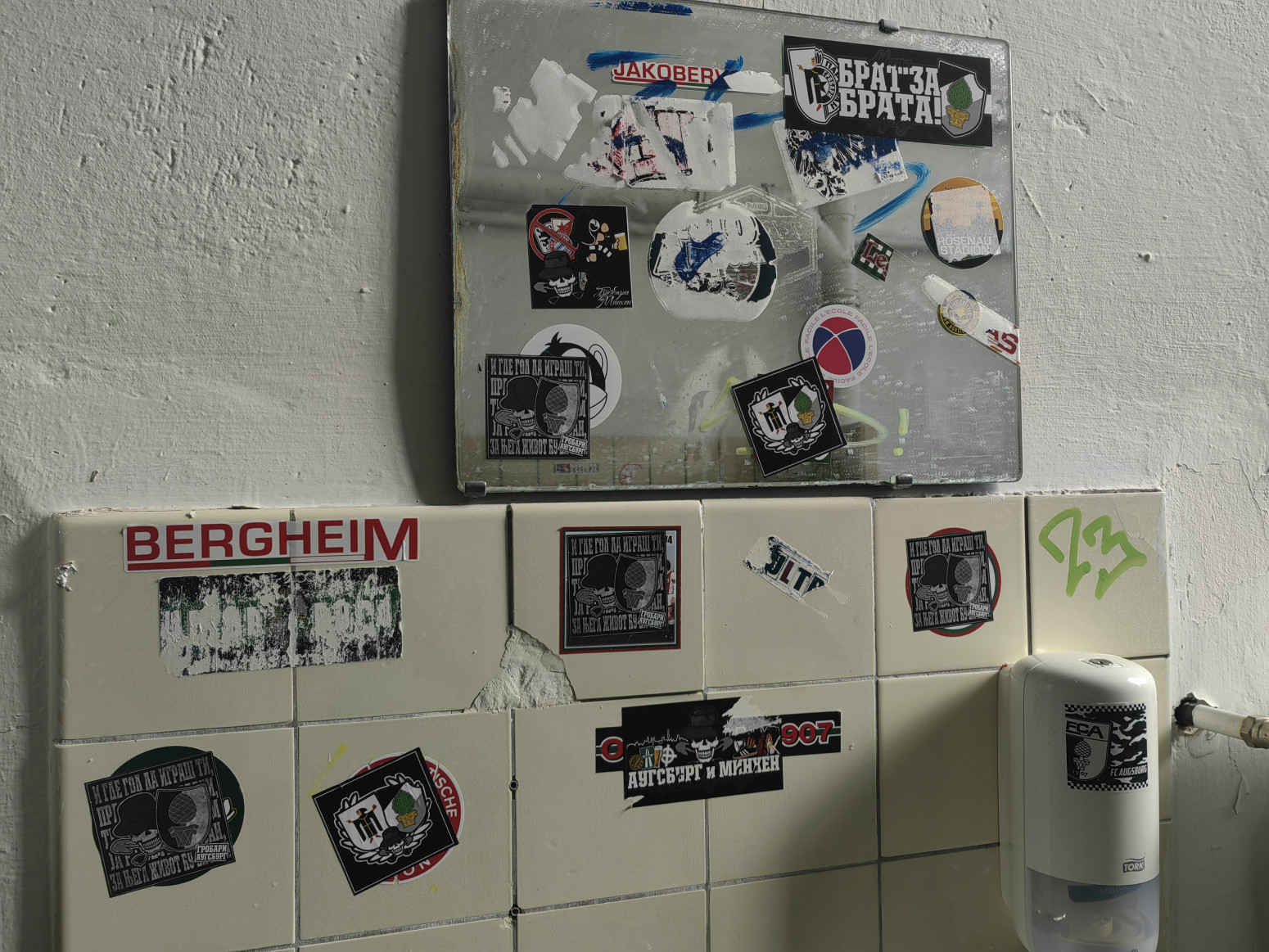 Grobari obeležili stadion gde trenira Srbija VIDEO