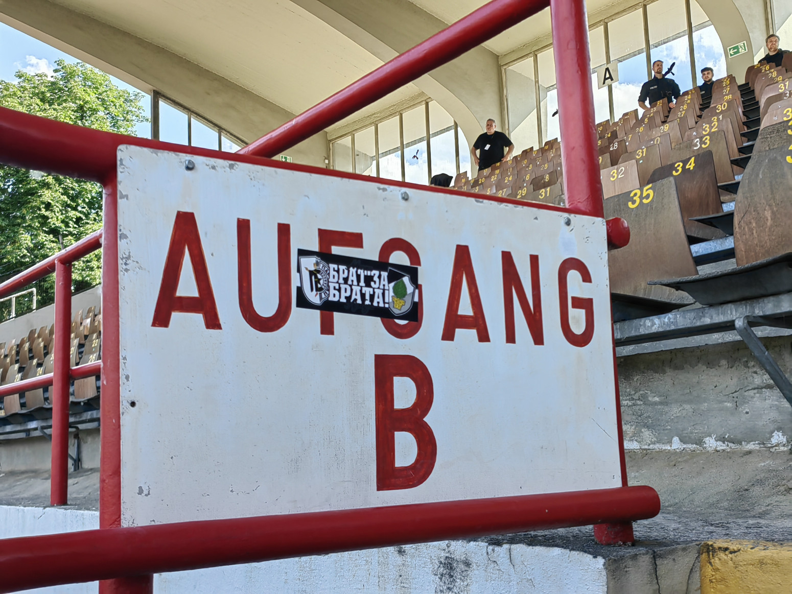 Grobari obeležili stadion gde trenira Srbija VIDEO