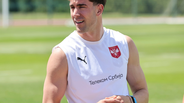 Emotivan susret: Devojčica u dresu Partizana u Vlahovićevom naručju VIDEO