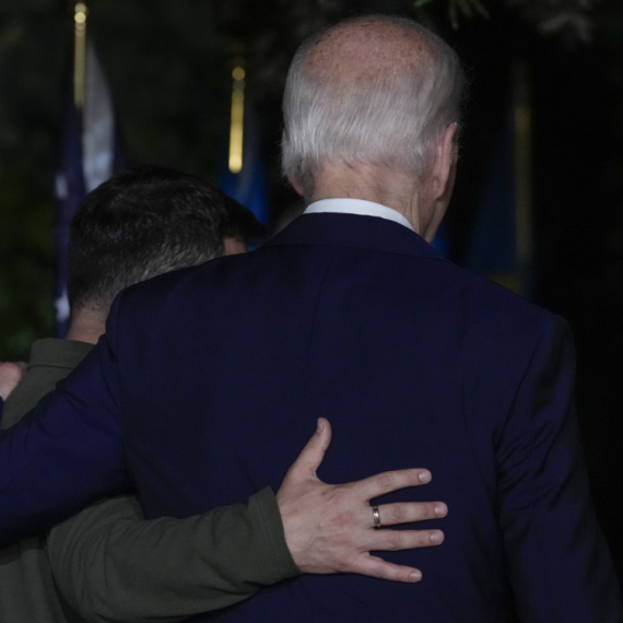 Zelenski slavi; Potpisano