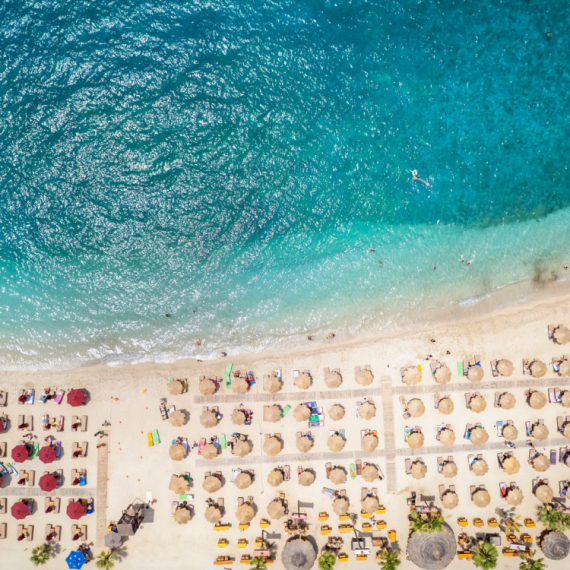 Za ovu plažu u Grčkoj spremite pune novčanike: Ulaz i ležaljka 20, malo pivo 8 evra, a tek suvlaki... VIDEO