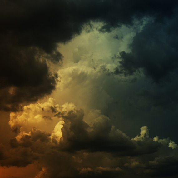 Stravičan snimak: Popeo se na vrh zgrade tokom oluje, a krovovi leteli kao da su od papira FOTO/VIDEO