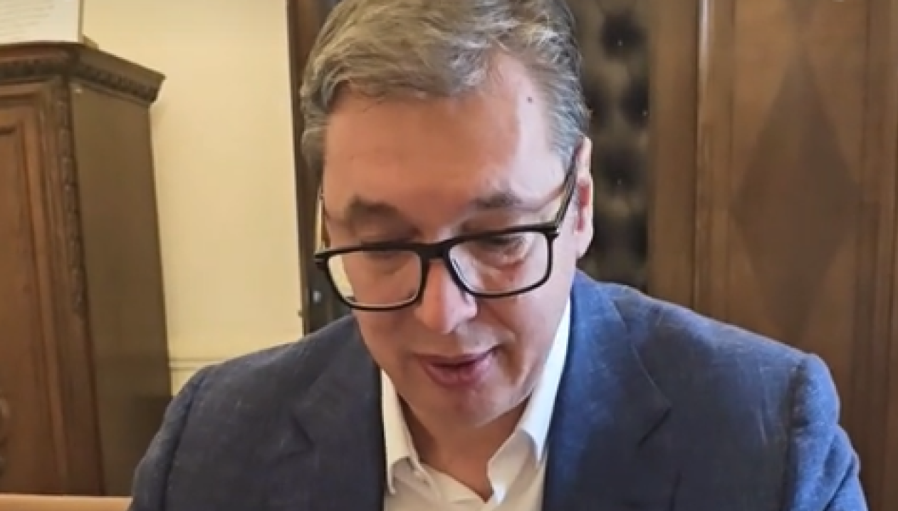 Predsednik Srbije popunjava album za EURO: "Ne znam da li ste primetili..." VIDEO
