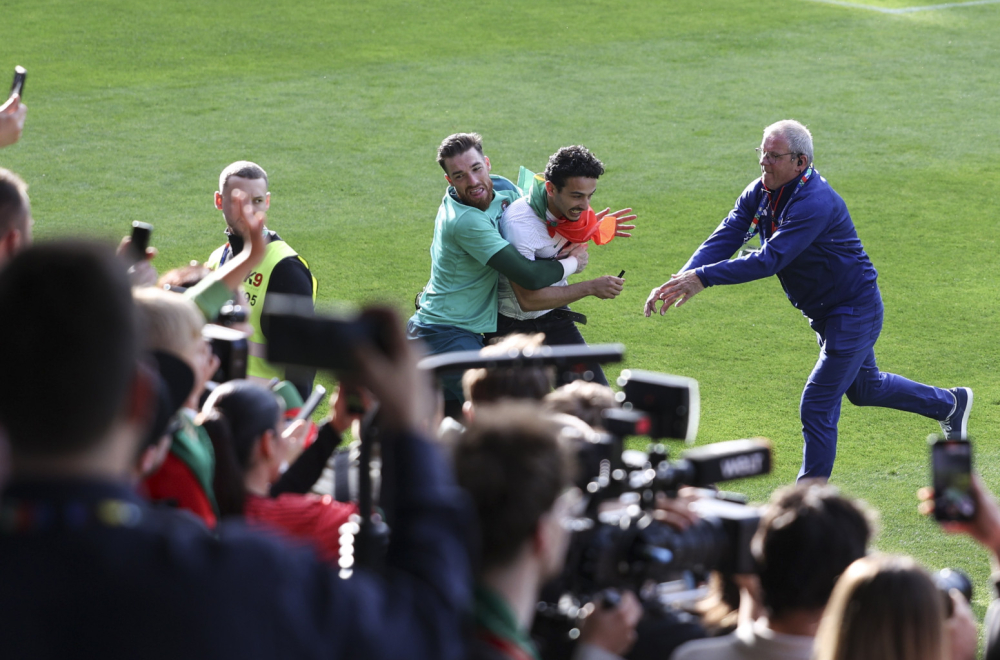 Histerija na treningu Portugalije – navijači izazvali haos VIDEO/FOTO