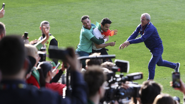 Histerija na treningu Portugalije – navijači izazvali haos VIDEO/FOTO