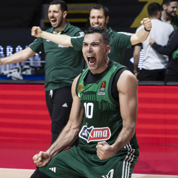 Slukasovih 25 poena za 12 minuta – PAO šampion Grčke!