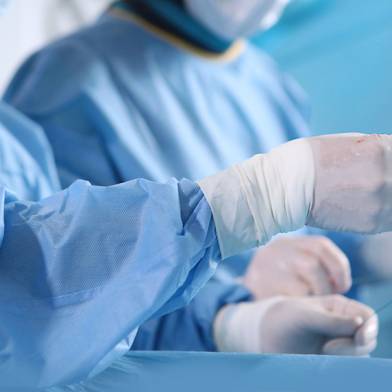 Žene se podvrgavaju rizičnim estetskim operacijama: Šta je Barbi look i koje su posledice? VIDEO