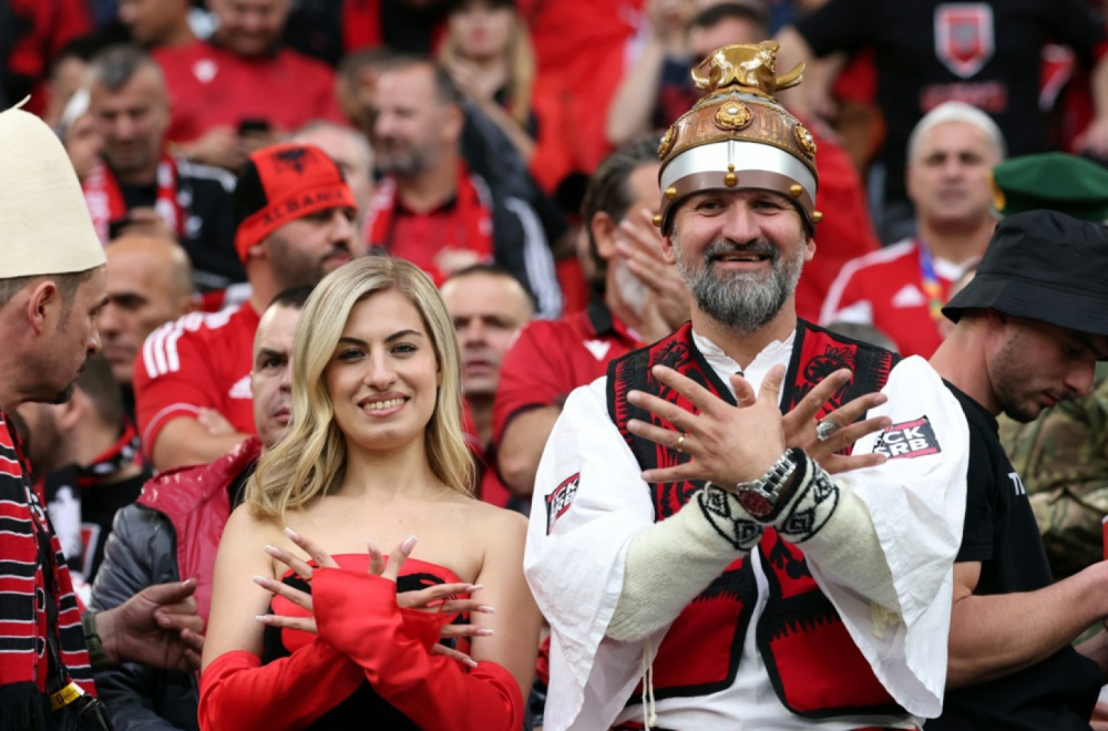 Sramne scene na EURO: Uvredljive poruke za Srbe, OVK uniforme Albanaca FOTO