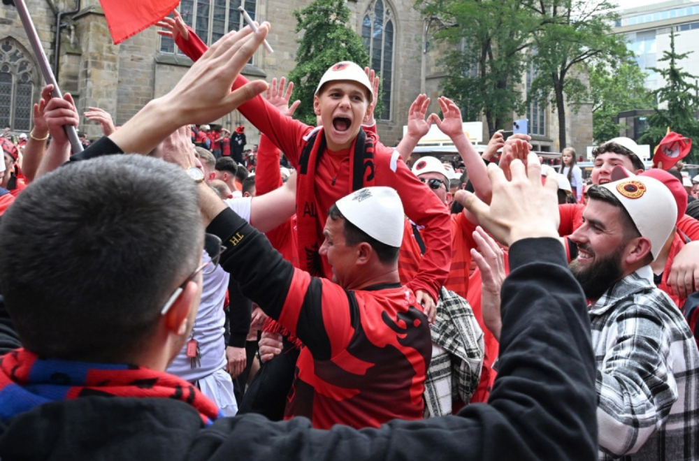 Albanci provociraju: Skinuli zastavu Srbije! VIDEO