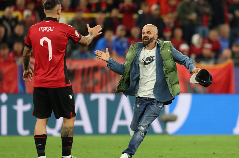 Albanac sa zastavom upao na teren – obezbeđenje ga savladalo VIDEO