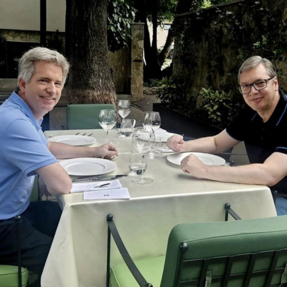 Vučić sa Edvardom Fergusonom: Danas ja plaćam ručak, a pošto ćemo da pobedimo u Gelzenkirhenu... FOTO
