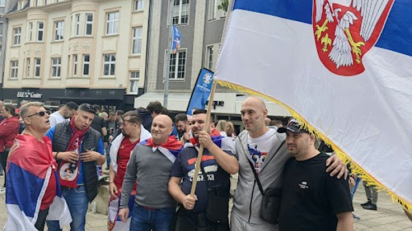 Sa poljskom zastavom ušao među Srbe, a onda je uskočio srpski navijač VIDEO