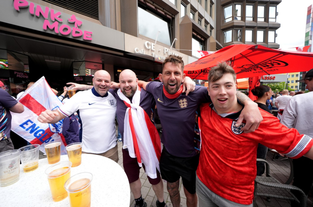 Englezi provociraju domaćine ratnim pesmama VIDEO