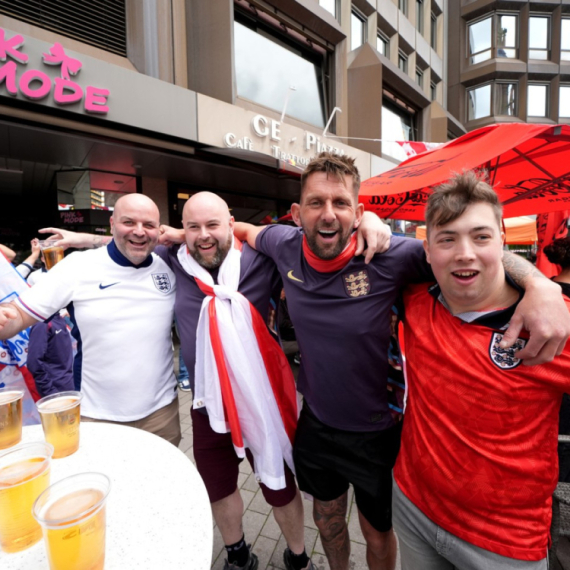 Englezi provociraju domaćine ratnim pesmama VIDEO