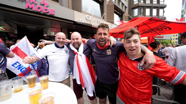 Englezi provociraju domaćine ratnim pesmama VIDEO