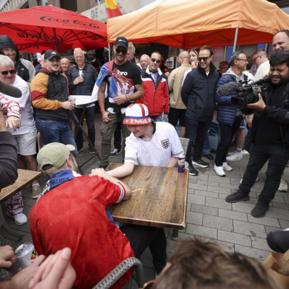 Žestoki sukobi navijača Srbije i Engleske – razbijene glave, letele stolice i flaše VIDEO