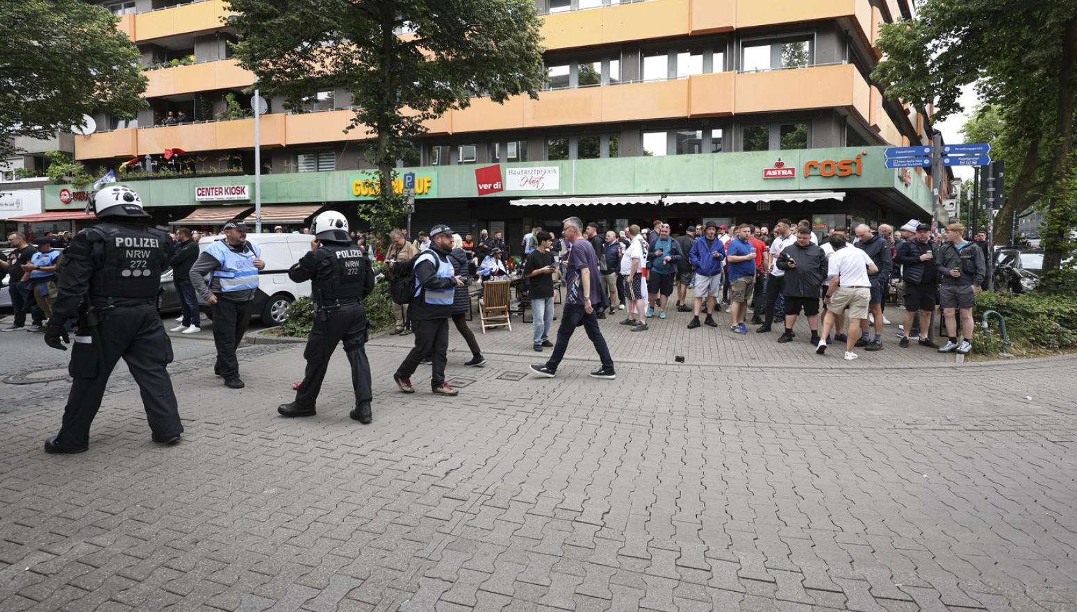 Žestoki sukobi navijača Srbije i Engleske – razbijene glave, letele stolice i flaše VIDEO