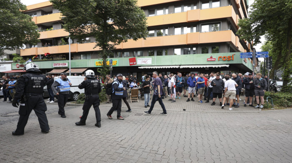 Žestoki sukobi navijača Srbije i Engleske – razbijene glave, letele stolice i flaše VIDEO