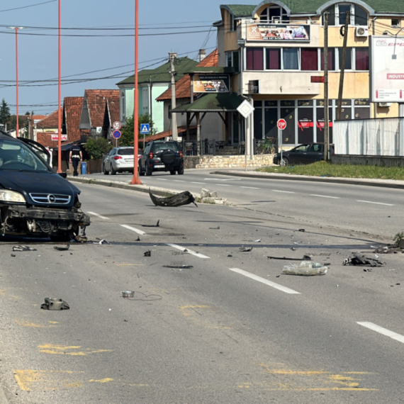 Težak sudar "poršea" i "opela" u Čačku: Svuda po putu rasuti delovi vozila FOTO