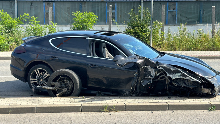 Težak sudar poršea i opela u Čačku: Svuda po putu rasuti delovi vozila FOTO