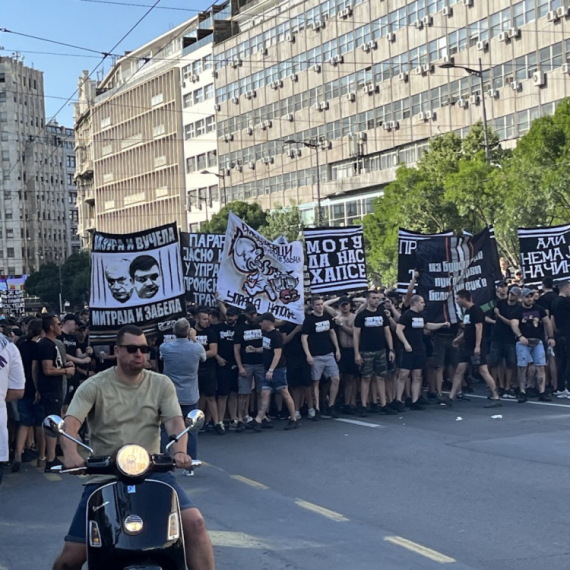Protestna šetnja "grobara" – predali "Apel za promene" u Skupštinu FOTO