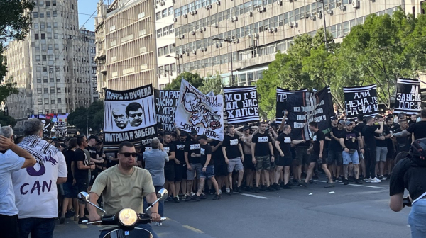 Protestna šetnja "grobara" – predali "Apel za promene" u Skupštinu FOTO