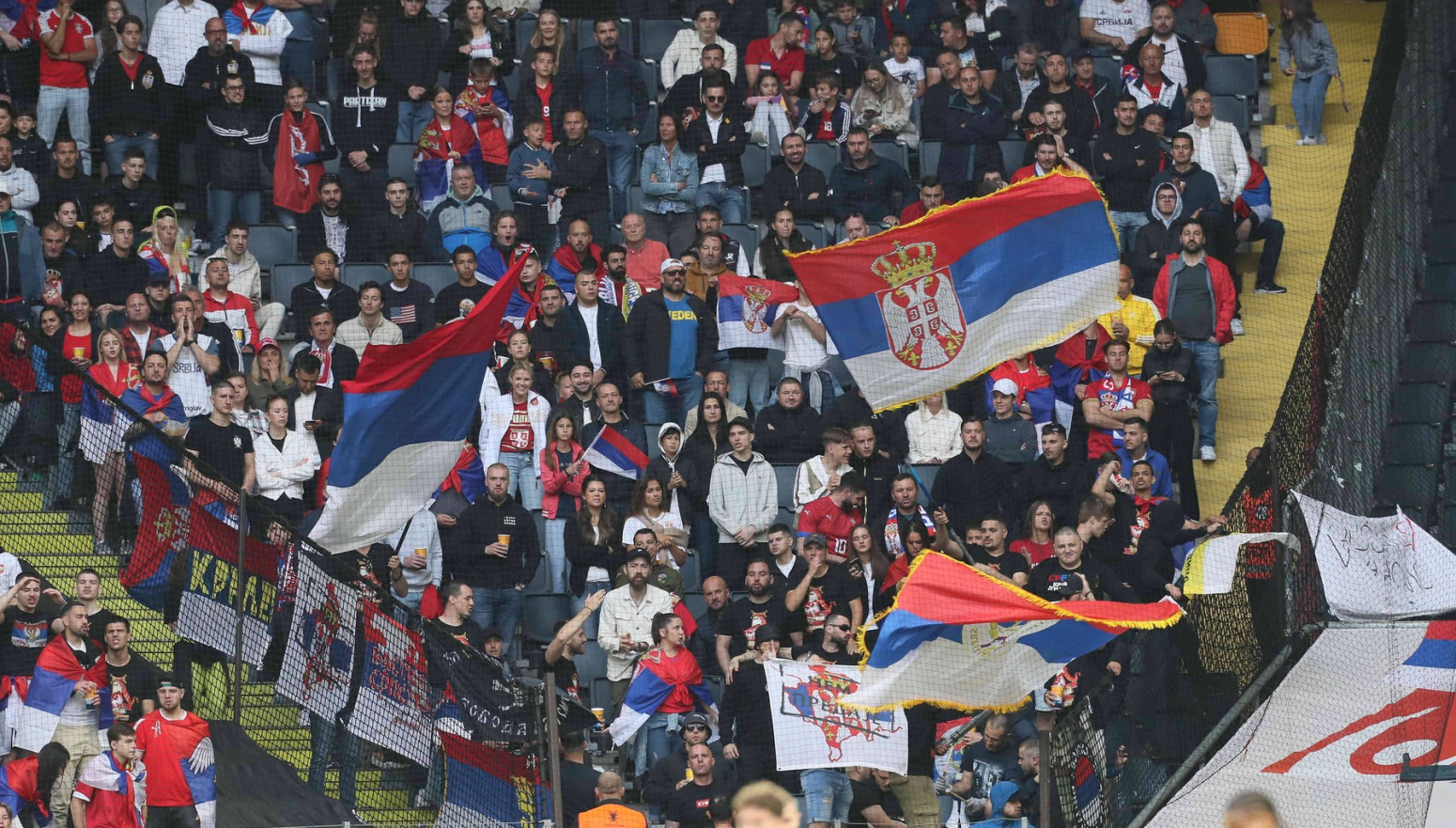 Provokacija u srpskoj fan zoni: Zapaljena albanska zastava VIDEO