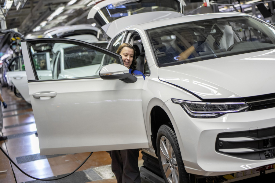 Jedinstven slučaj: Ovaj radnik je sklapao svih 8 generacija Golfa FOTO