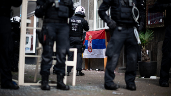 Nova hapšenja srpskih navijača u Minhenu – policija ga nosila VIDEO