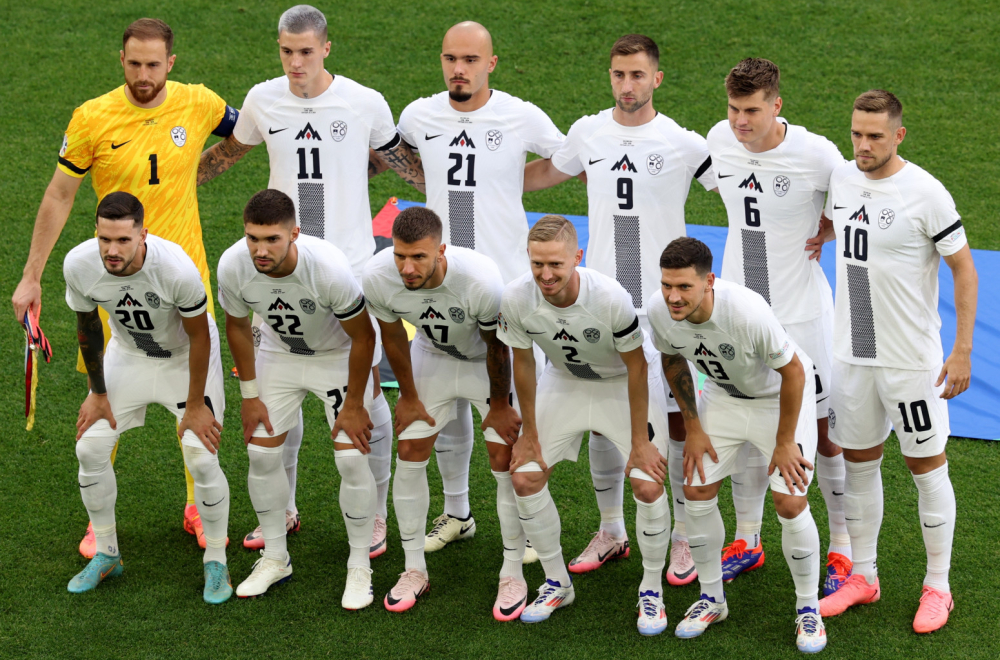 Divan gest Slovenaca – crni flor za preminulog golmana Crne Gore