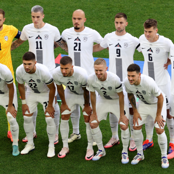 Divan gest Slovenaca – crni flor za preminulog golmana Crne Gore